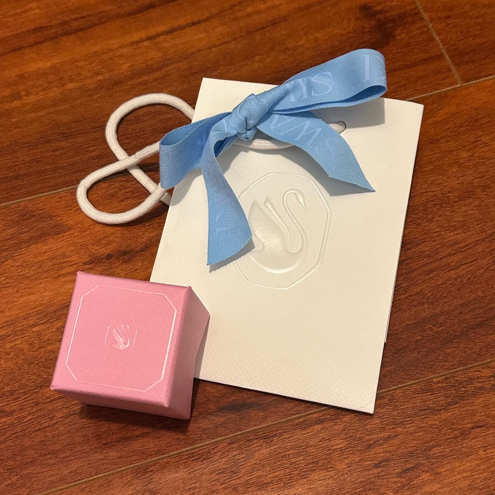 Swarovski ring box and small bag set 
IN EXCELLENT CONDITION!